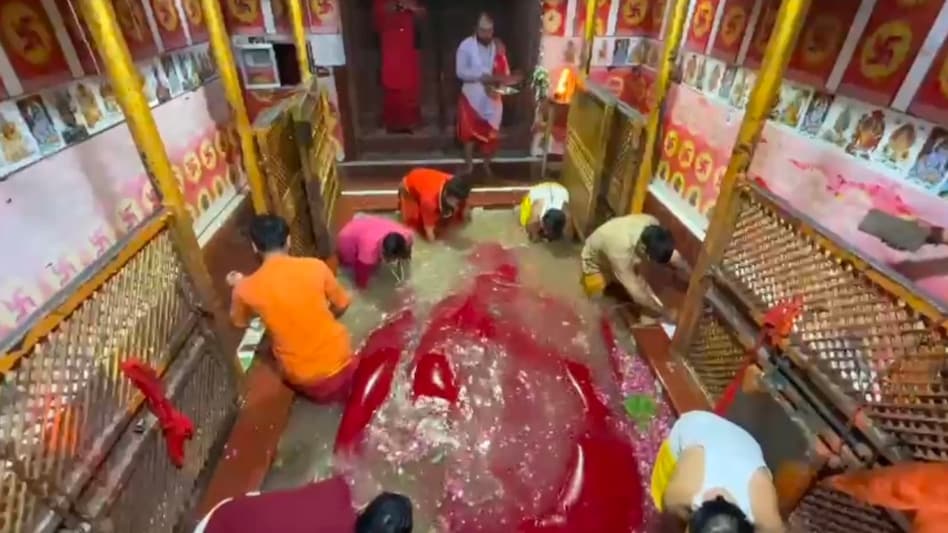 प्रयागराज में लेटे हनुमानजी तक पहुंचीं मां गंगा