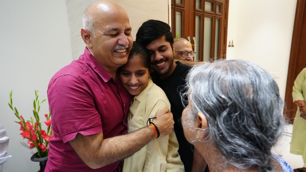 मनीष सिसोदिया को मिली रिहाई, जेल से आए बाहर 