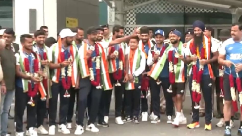 India Hockey Team Grand Welcome: भारतीय हॉकी टीम की वतन वापसी, खिलाड़ियों ने किया डांस, 'सरपंच साहब' हरनमप्रीत सिंंह का मेडल लुक जीत लेगा दिल - India Hockey Team ...