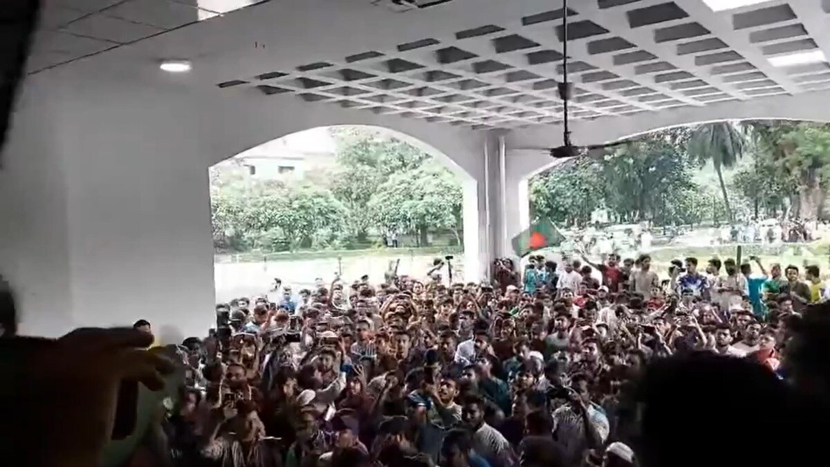 बांग्लादेश: फिर प्रोटेस्ट की लहर, अब प्रदर्शनकारियों ने सुप्रीम कोर्ट को घेरा, चीफ जस्टिस को अल्टीमेटम, एक घंटे में दें इस्तीफा! - Bangladesh ...