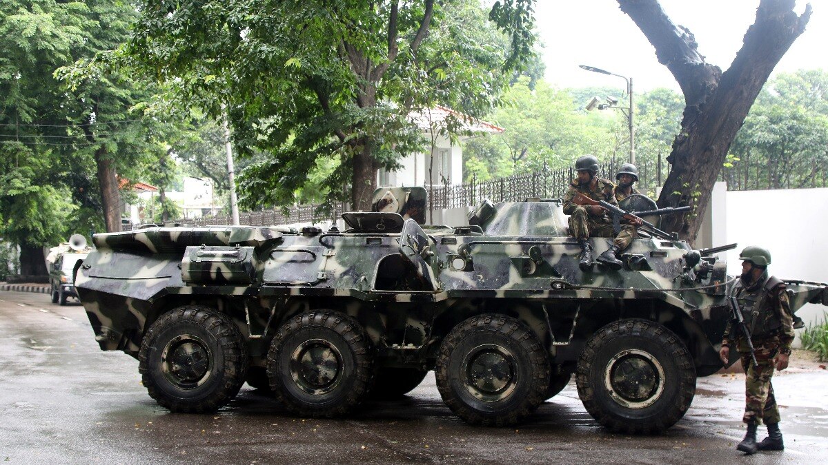 बांग्लादेशी सैनिकों पर भीड़ ने किया हमला. PTI