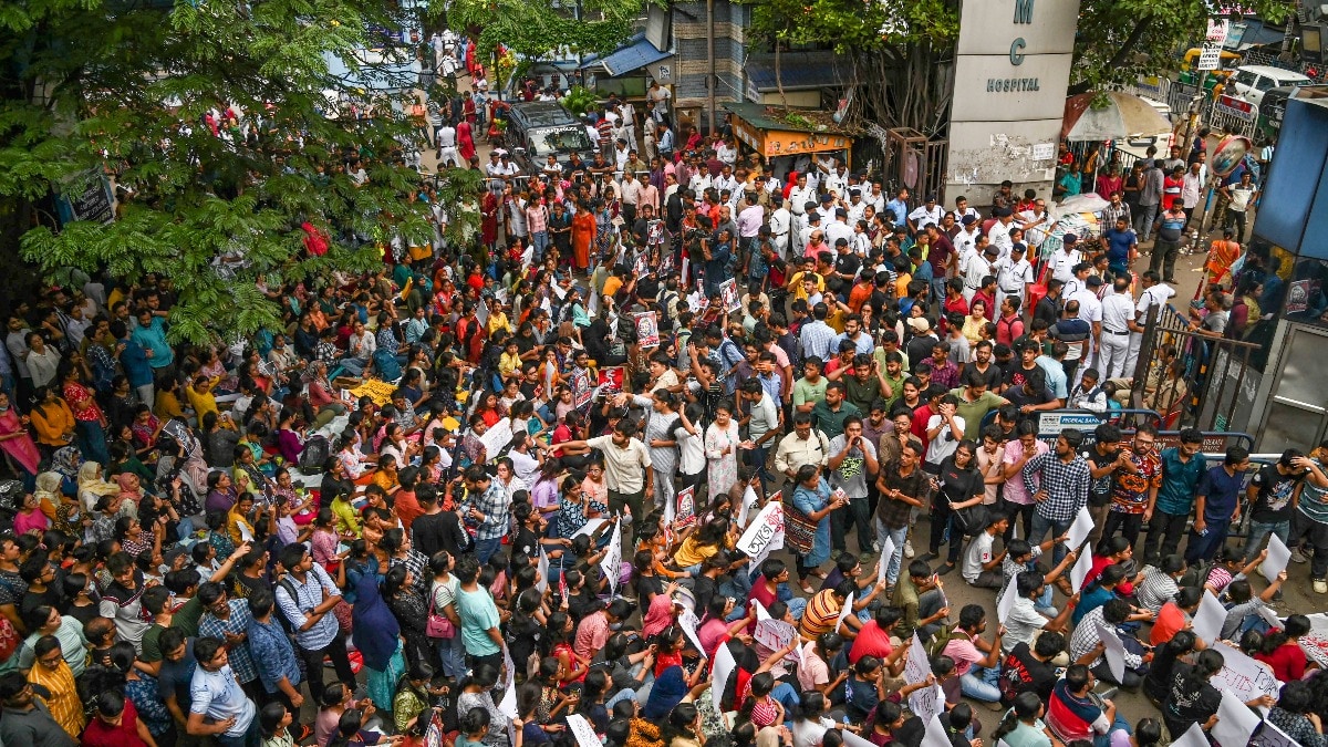 लेडी डॉक्टर से दरिंदगी के बाद मेडिकल सुपरिटेंडेंट पर एक्शन, हड़ताल पर गए  जूनियर डॉक्टर, ममता ने कहा... - Kolkata Woman doctor rape and murder case  RG Kar Hospital to ...