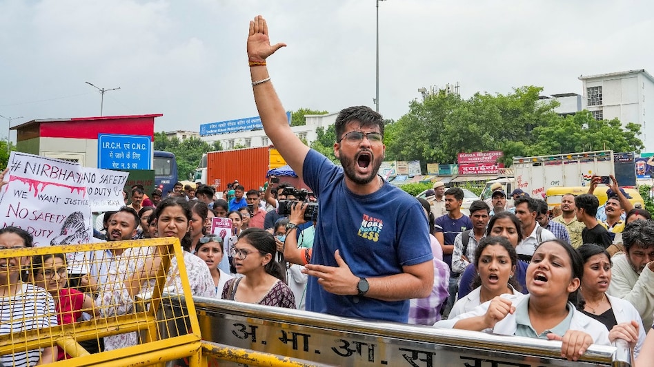 Kolkata Doctor Murder: महिला डॉक्टर के साथ अपराध ने पकड़ा तूल, भाजपा ने मांगा ममता बनर्जी का इस्तीफा लेडी डॉक्टर रेप-मर्डर केस: कोलकाता पहुंची NCW की टीम, TMC ने कहा पक्षपाती - doctor murder rape case NCW team arrives in Kolkata tmc slams know details ntc - AajTak