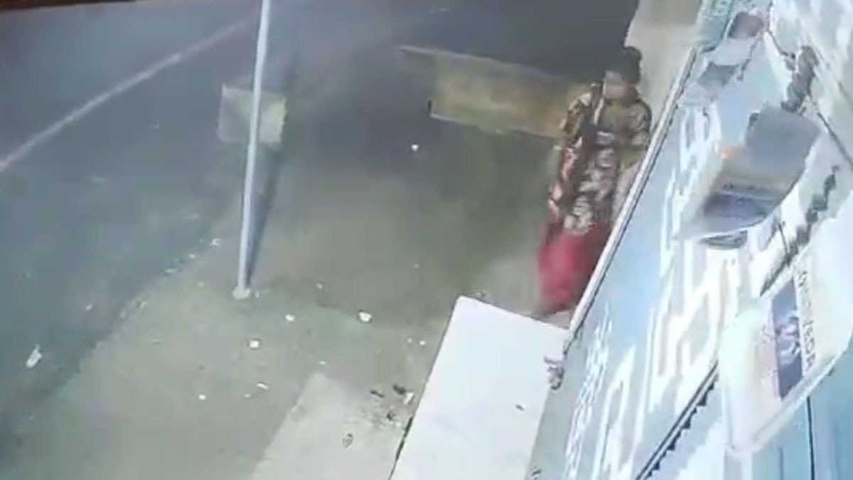 लड़की ने ओवरब्रिज से कूदकर सुसाइड का प्रयास किया