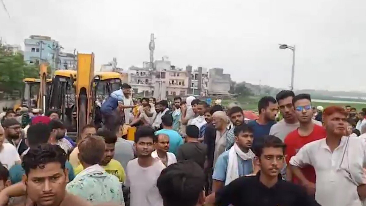 भलस्वा में भीड़ ने MCD के बुलडोजरों को घेरा.