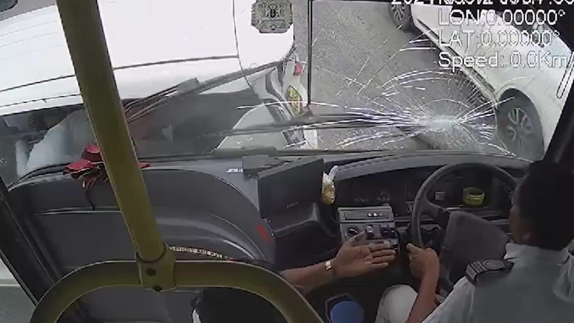 बस ड्राइवर ने खोया बैलेंस, कई गाड़ियों में मारी टक्कर. 