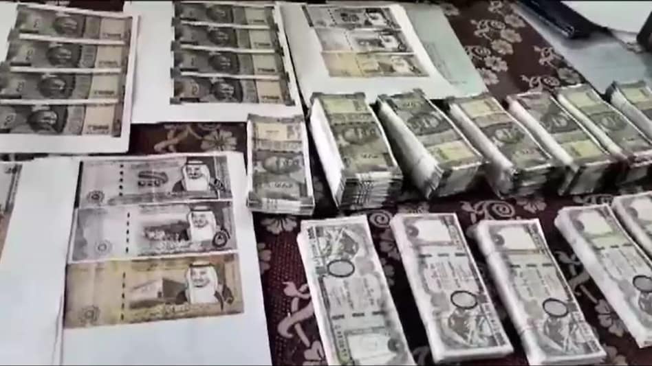 नकली नोट छापने और सप्लाई करने के आरोप में तीन लोगों को गिरफ्तार किया गया.