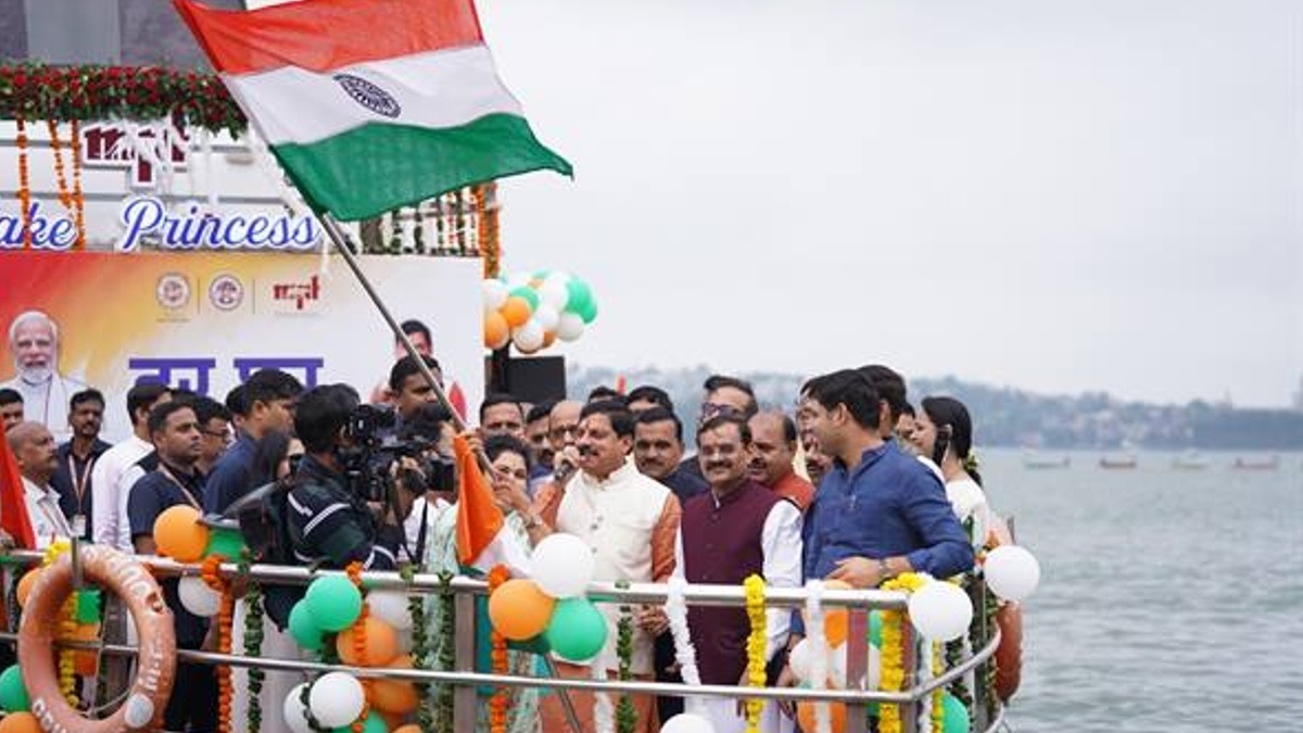 CM ने देशभक्ति गीत गाकर किया वॉटर स्पोर्ट्स खिलाड़ियों का उत्साहवर्धन.