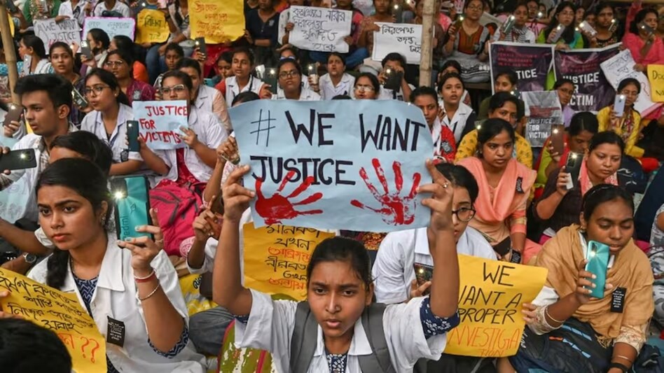 कोलकाता के आरजी कर मेडिकल कॉलेज में हुई घटना के विरोध में धरना देते रेजिडेंट डॉक्टर्स. (PTI Photo)