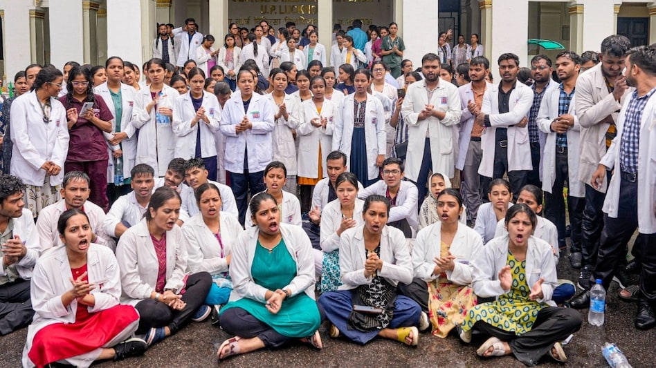 कोलकाता के दरिंदे को CBI ने अपनी कस्टडी में लिया, रेप-मर्डर के खिलाफ लखनऊ-दिल्ली तक प्रोटेस्ट जारी - Doctors Nationwide protest after RG Kar Doctor Rape Murder Case OPD ...