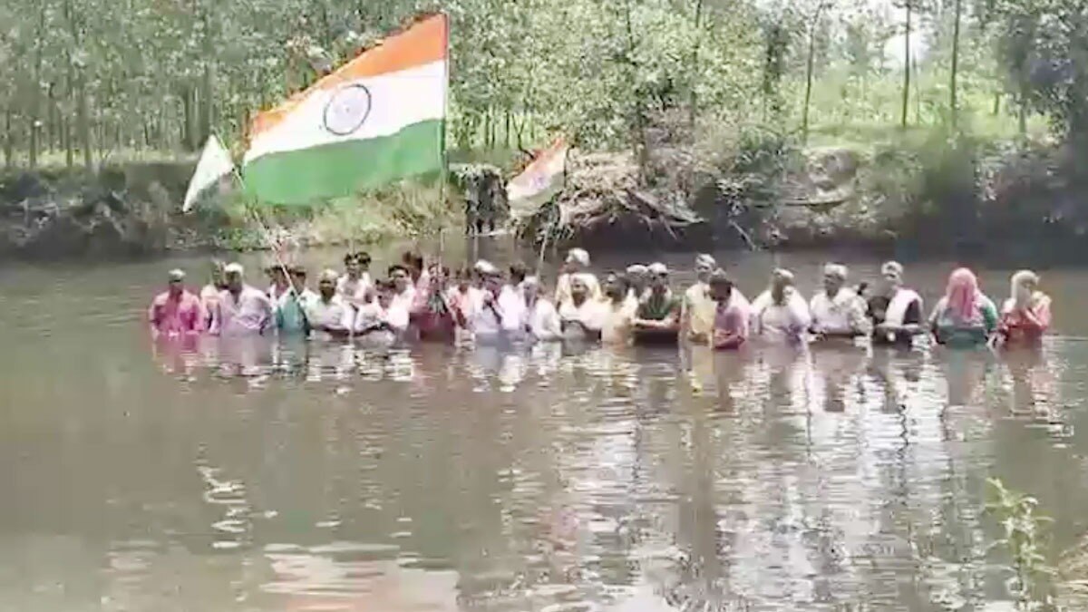 पुल की मांग को लेकर ग्रामीणों ने हिंडन नदी में किया ध्वजारोहण