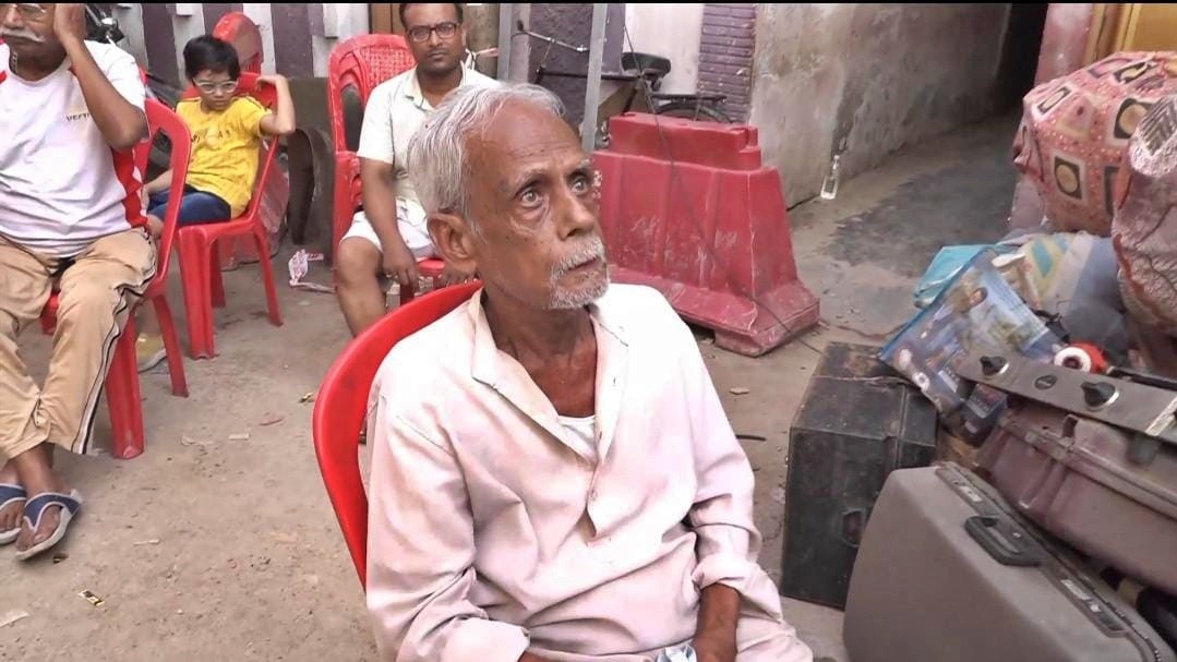 कानपुर: सड़क पर रात बिताने को मजबूर लोग 