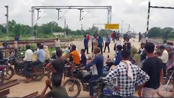 ラジャスタン州ドルプールで女性と娘が電車にはねられ死亡