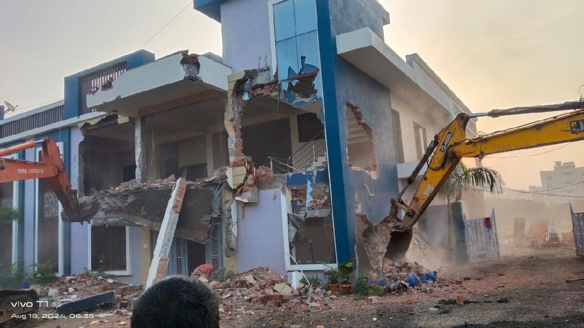 माफिया के आलीशान बंगले पर चला बुलडोजर. 