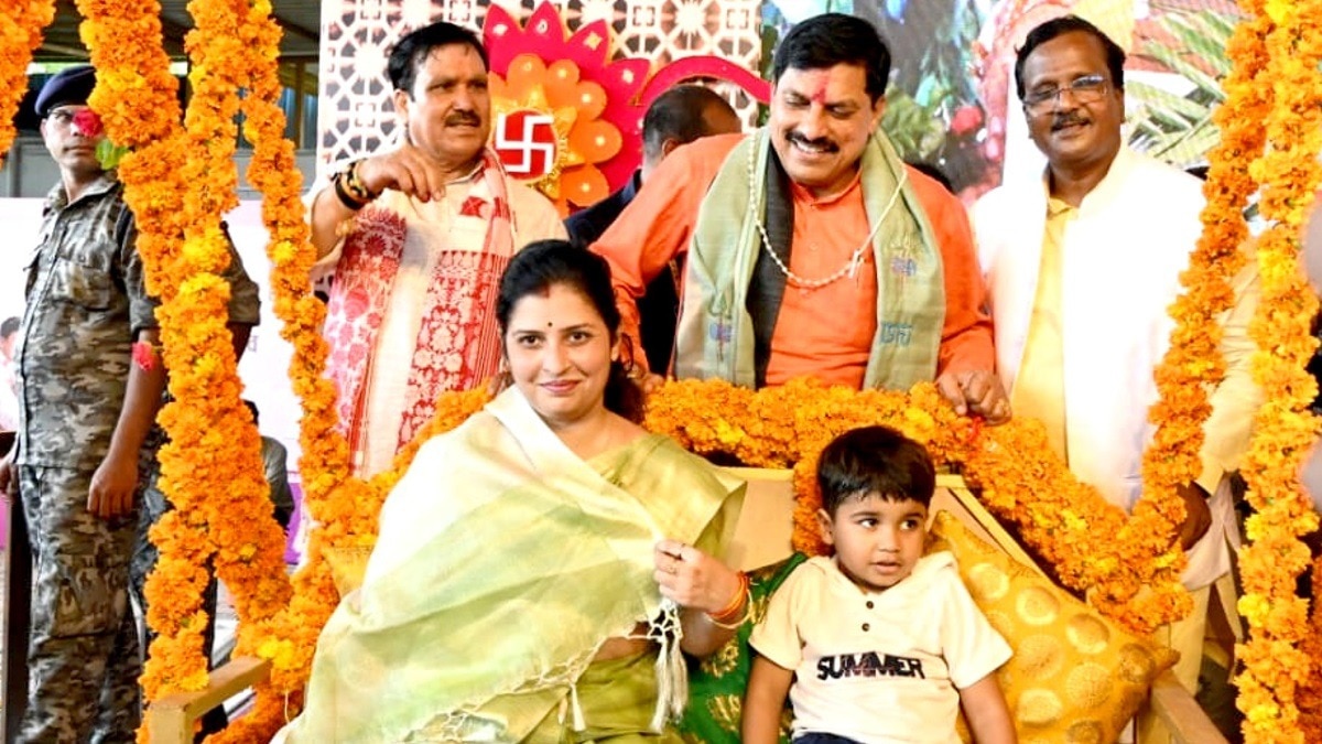 CM ने उज्जैन में लाड़ली बहनों को स्नेहपूर्व झूला-झुलाया.