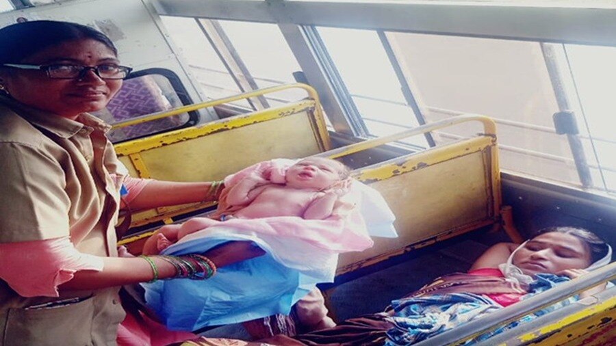 बस में महिला ने दिया बच्चे को जन्म