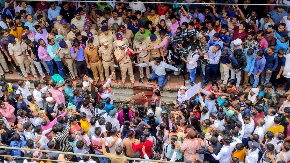 बदलापुर मामले में सरकार का एक्शन