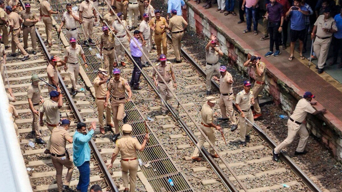 बदलापुर में प्रदर्शन कर रहे लोगों पर पुलिस ने किया लाठीचार्ज (फोटो- PTI)