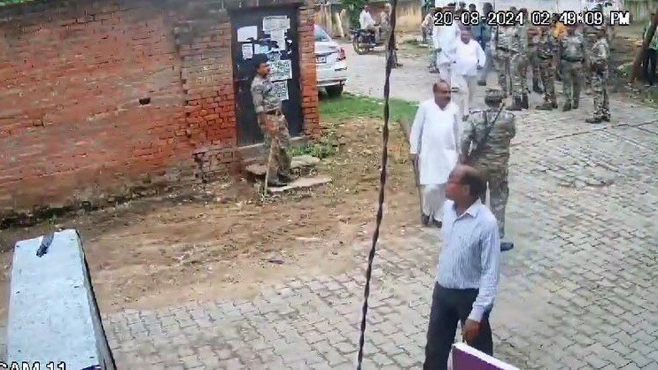 सपा नेता अमरनाथ मौर्या का हाथ में राइफल लेकर दौड़ते हुए वीडियो वायरल हो रहा है. 