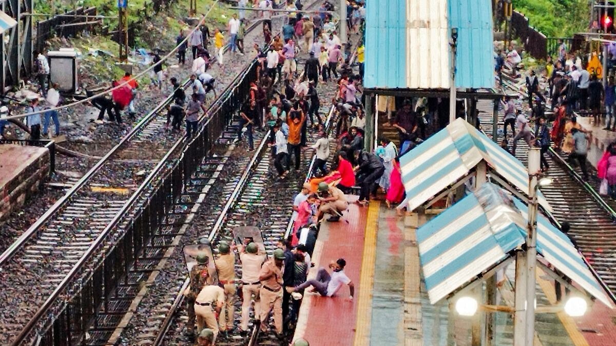 बदलापुर में स्टेशन पर पुलिस और प्रदर्शनकारी. (Photo: PTI)