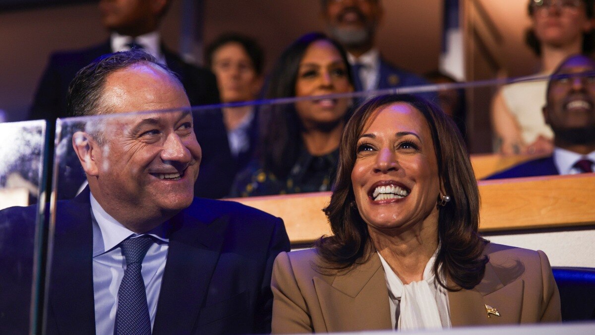 'ब्लाइंड डेट, अजीब वॉयस मेल और फिर मुलाकात', कमला हैरिस के पति ने सुनाई अपनी लव स्टोरी