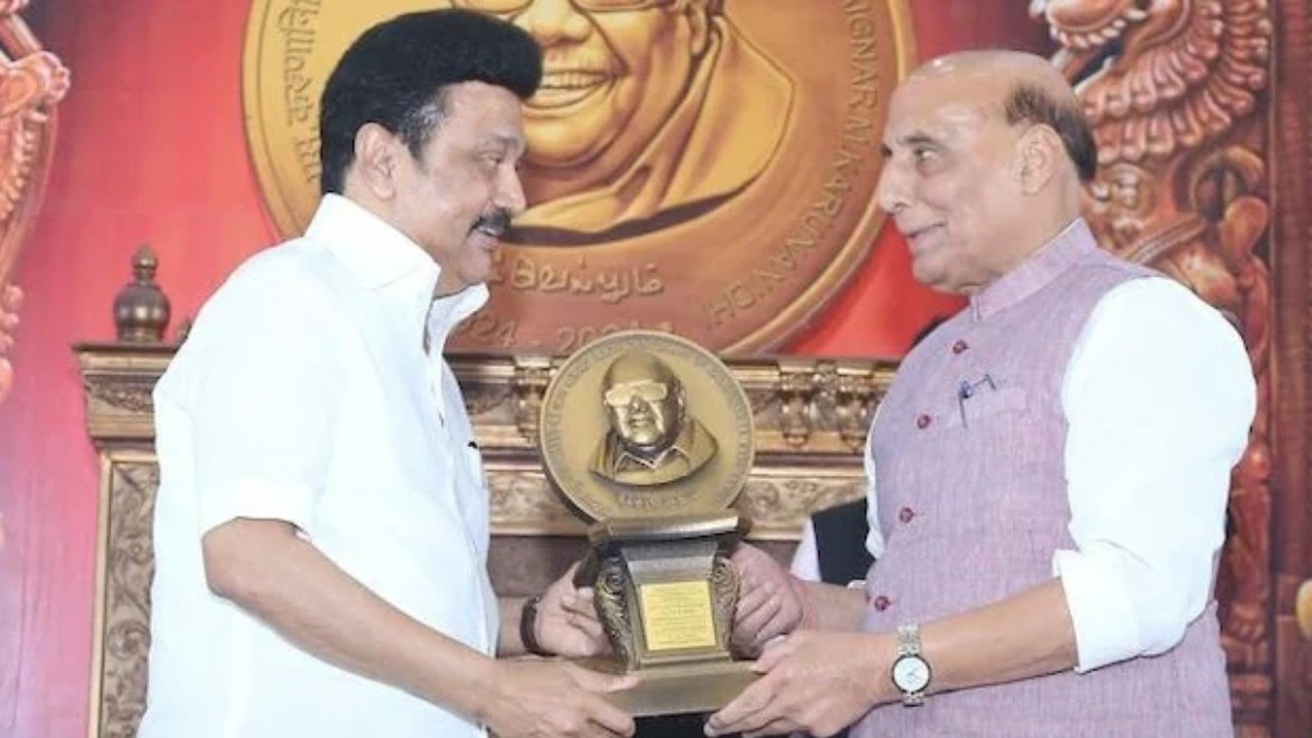 तमिलनाडु में करुणानिधि के शताब्दी समारोह के बाद राजनीतिक अटकलें तेज हो गई हैं.