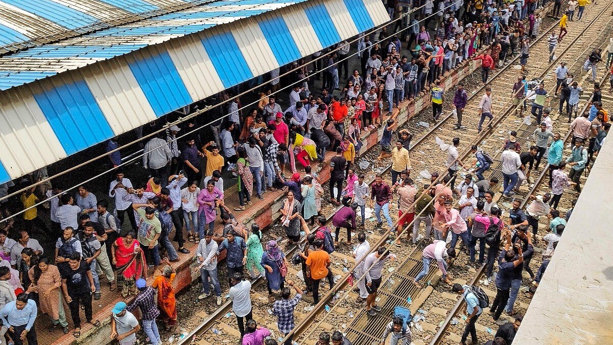 बदलापुर की घटना के विरोध में लोगों ने जमकर प्रदर्शन किया (फोटो- पीटीआई)