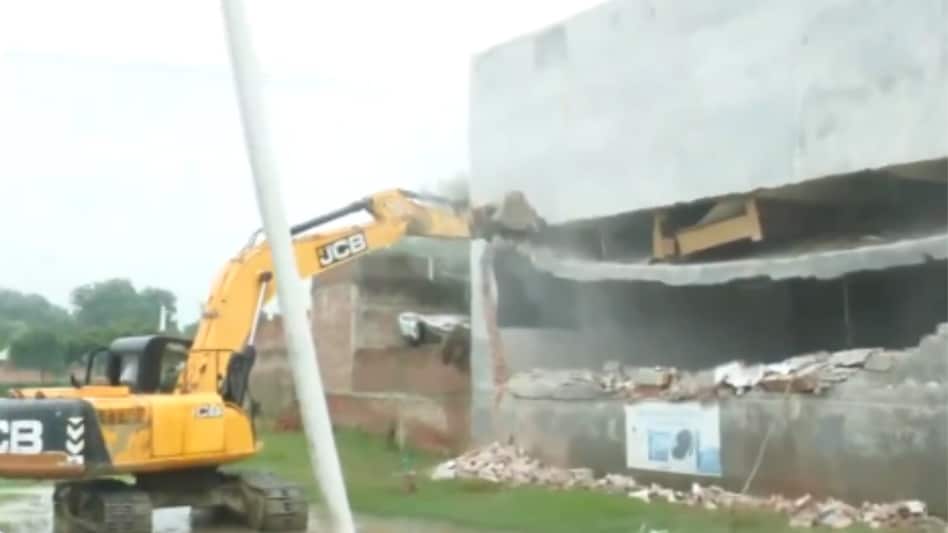 अयोध्या में रेप के आरोपी मोईद खान के मल्टी कॉम्प्लेक्स पर बुलडोजर एक्शन, भारी पुलिस बल तैनात - ayodhya rape accused moid khan illegal multi complex bulldozer action lclr - AajTak