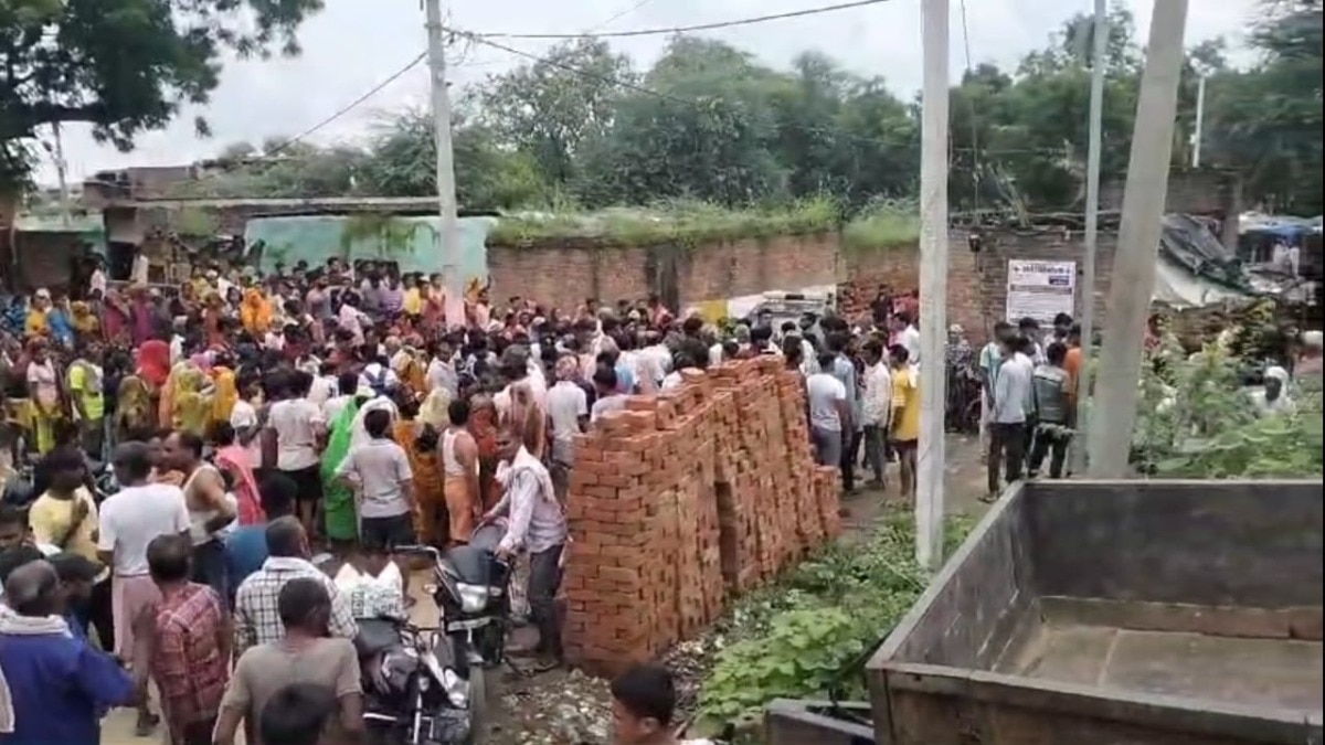 इटावा में दीवार गिरने से तीन की मौत