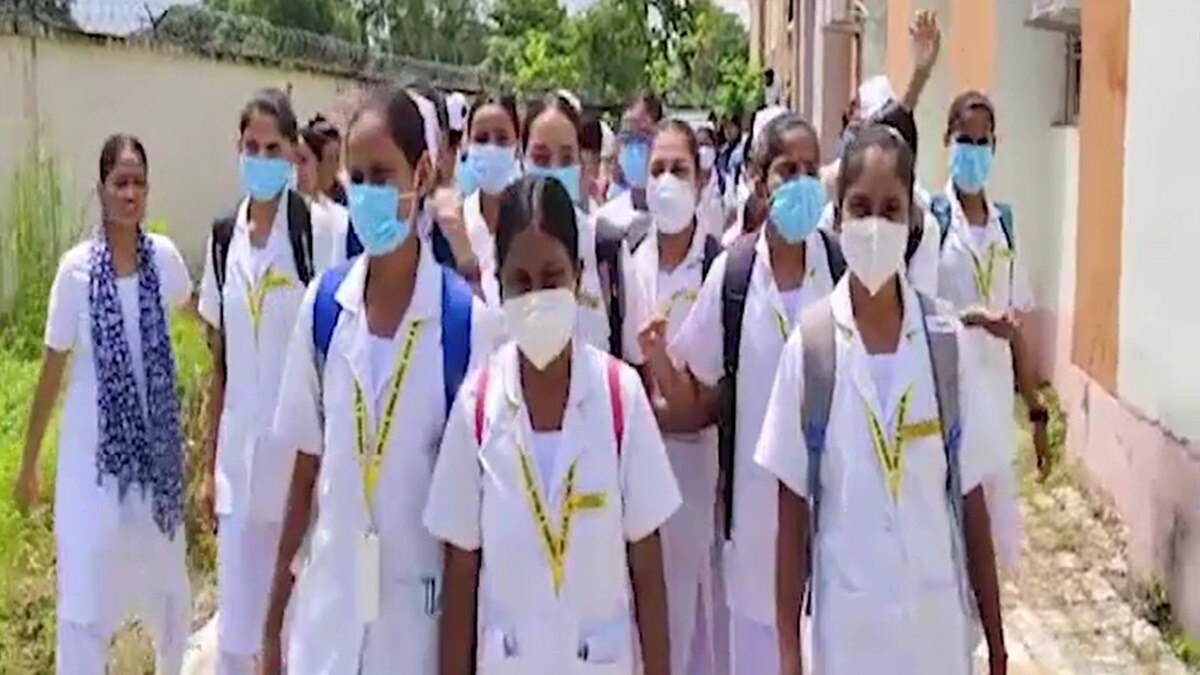 कॉलेज में ही प्रिसिंपल के शराब पीने और मसाज करवाने की फोटो वायरल