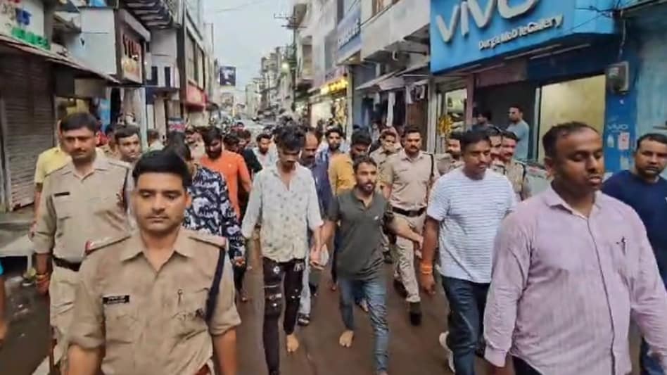 अपराध करना पाप है, पुलिस हमारा बाप है', छतरपुर उपद्रव के आरोपियों को निकाला जुलूस, मास्टरमाइंड शहजाद अभी फरार - Police took out a procession of the accused of ...