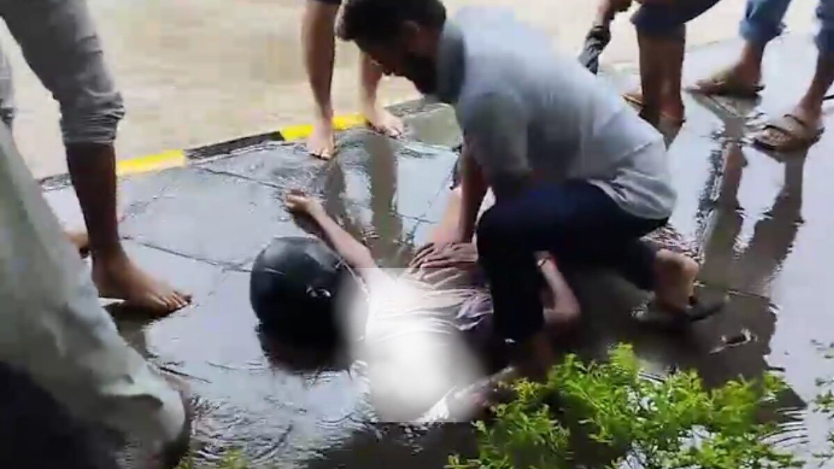 सौरव को CPR देते लोग.