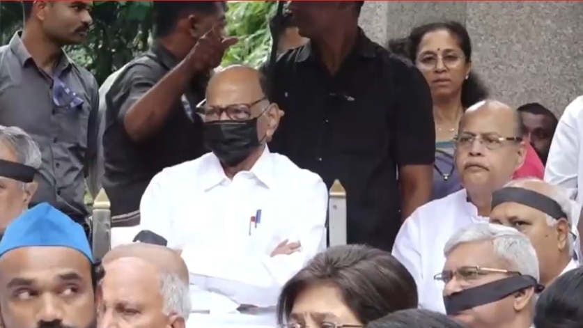 बांह पर काली पट्टी बांधकर बदलापुर कांड के विरोध में उतरे शरद पवार