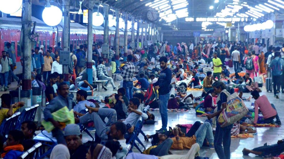 यूपी सिपाही भर्ती परीक्षा के बाद रेलवे स्टेशन पर अभ्यर्थियों की भीड़