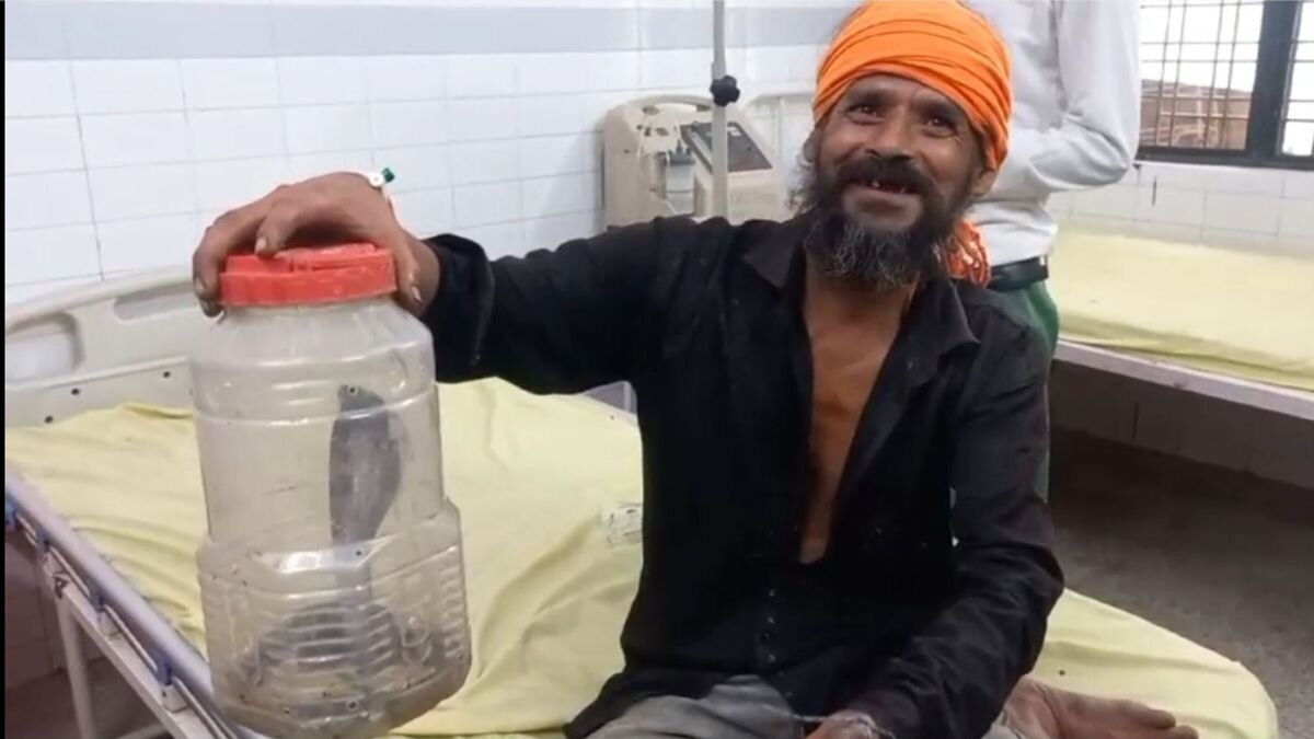 अस्पताल में सांप लेकर पहुंचा शख्स( Image Grab)