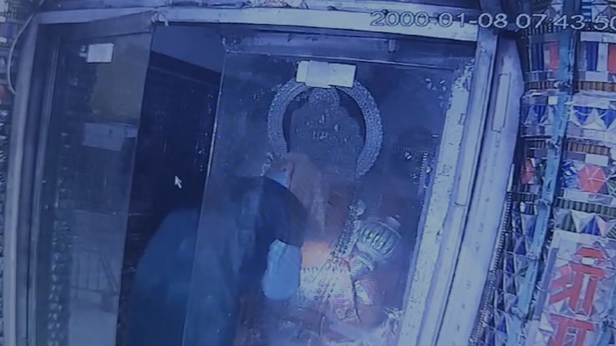 गुना के हनुमान मंदिर से आभूषण चोरी करने का वीडियो वायरल