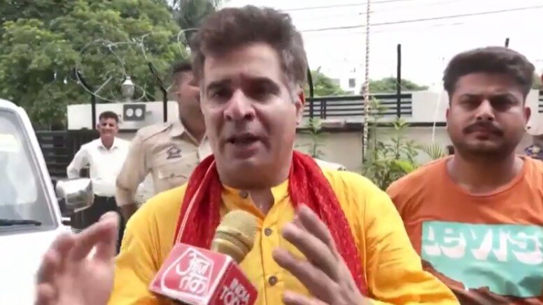 'हमें पैराशूट कैंडिडेट नहीं चाहिए...', रविंद्र रैना के कमरे के बाहर प्रोटेस्ट, JK बीजेपी की पहली लिस्ट पर जमकर बवाल