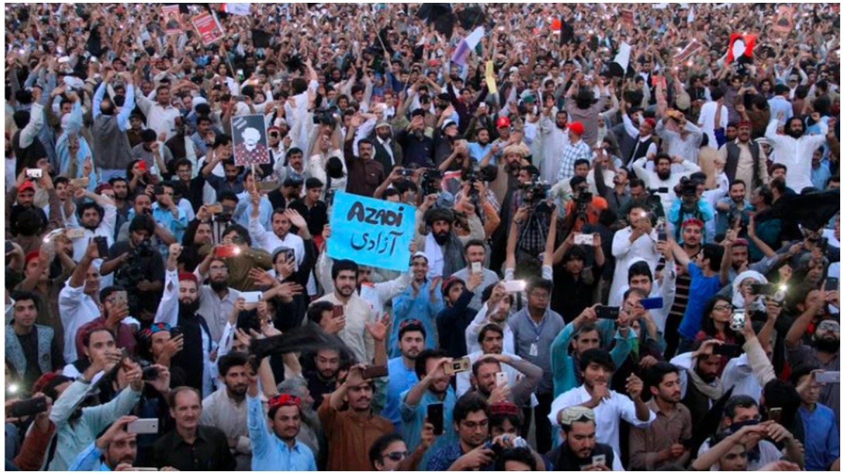 पाकिस्तान अधिकृत कश्मीर में प्रदर्शन करते लोग (फोटो- रॉयटर्स)