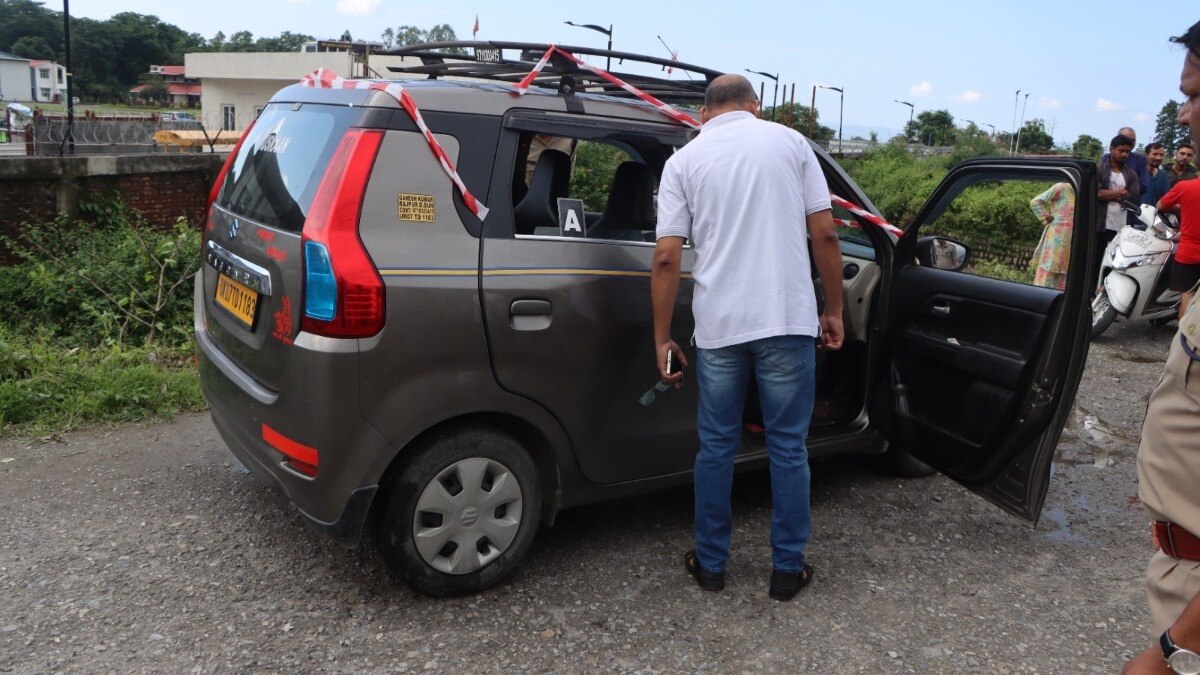 देहरादून: खड़ी कार में मिला महिला और पुरुष का शव, AC गैस मानी जा रही मौत की वजह