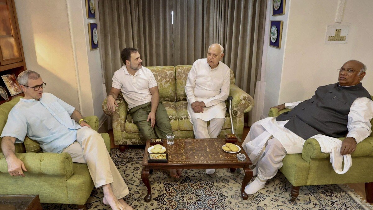 श्रीनगर में कांग्रेस अध्यक्ष मल्लिकार्जुन खड़गे और राहुल गांधी ने नेशनल कॉन्फ्रेंस प्रमुख फारूक अब्दुल्ला और उनके बेटे उमर अब्दुल्ला से मुलाकात की है.