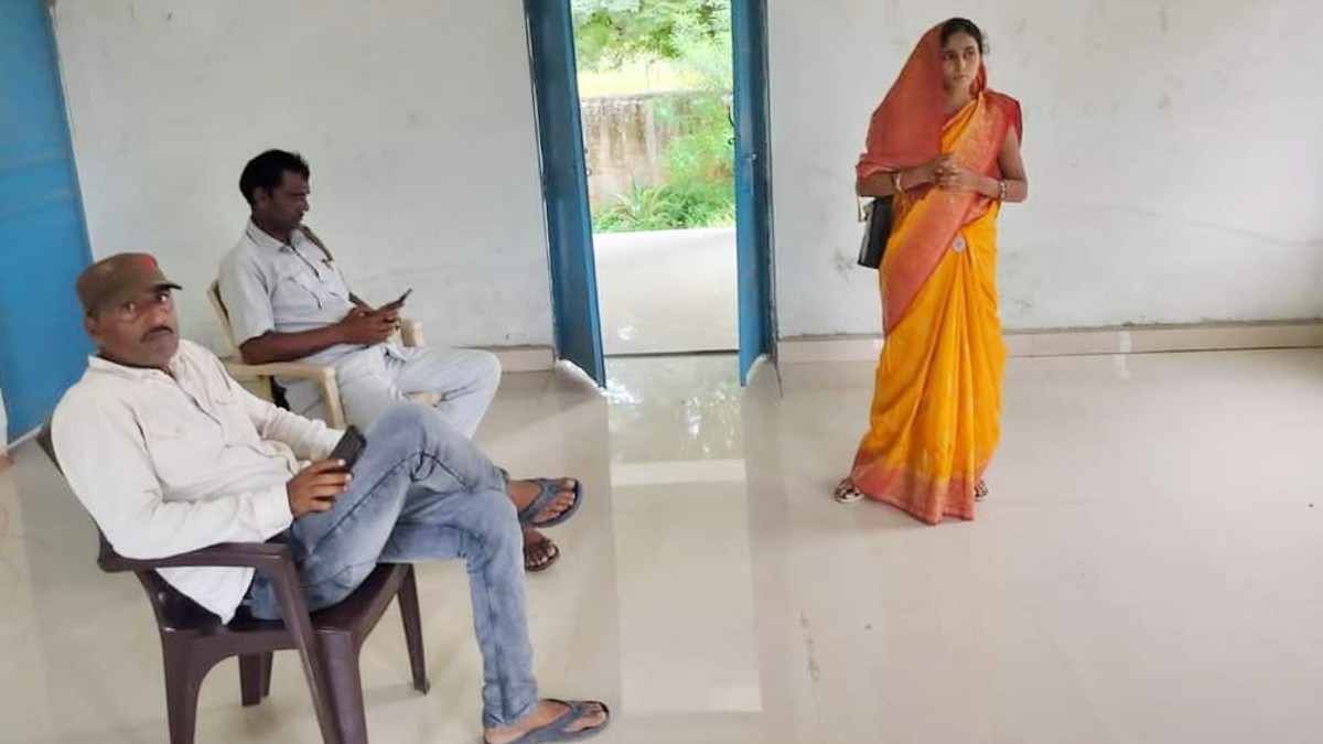 सतना के अकौना में महिला सरपंच के अपमान का मामला.