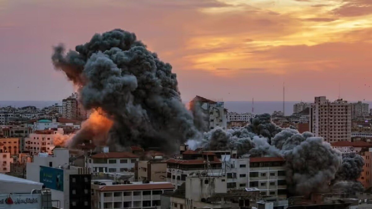 मध्य गाजा के दीर अल-बलाह में शरणार्थी शिविर पर जबरदस्त हवाई हमला हुआ है.