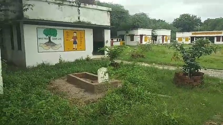 प्राथमिक विद्यालय कंपाउंड के अंदर बना दी पक्की कब्र