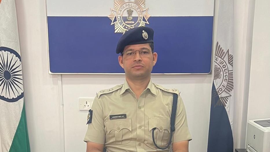 पुलिस अधिकारी देवाशीष चक्रवर्ती. 