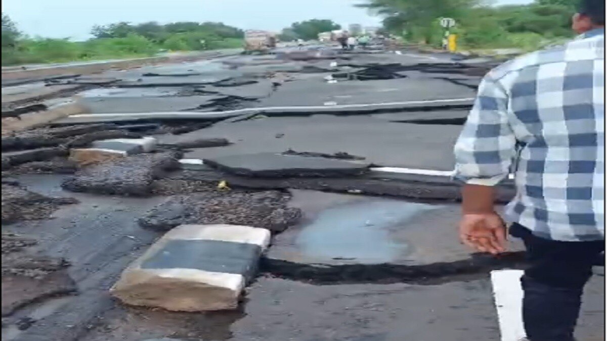 गुजरात: भारी बारिश से वडोदरा से स्टैचू ऑफ यूनिटी को जोड़ने वाली सड़क टूटी