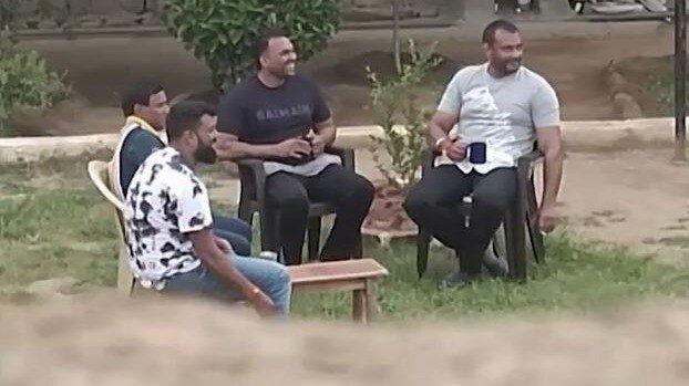 कन्नड़ सिनेमा के सुपरस्टार दर्शन थुगुदीपा की एक तस्वीर सोशल मीडिया पर तेजी से वायरल हो रही है.