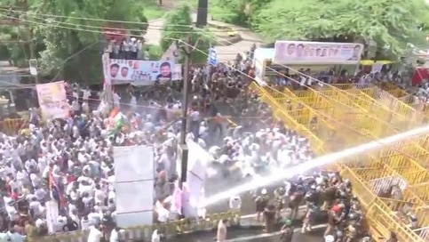 भोपाल में यूथ कांग्रेस के कार्यकर्ताओं ने किया प्रदर्शन