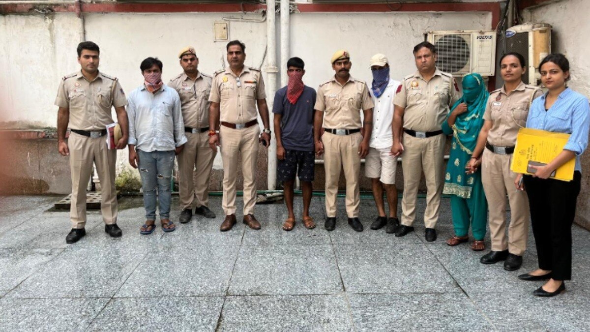 पुलिस की गिरफ्त में आरोपी.