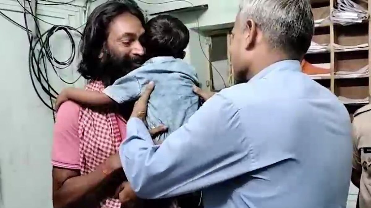 जिस पर किडनैपिंग का आरोप, उससे लिपटकर रोया बच्चा. (Video Grab)