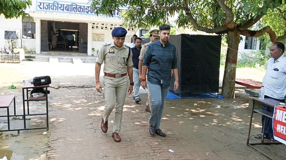 सिपाही भर्ती में लोहे की चेन कमर में लपेटकर एग्जाम देने पहुंची महिला अभ्यर्थी